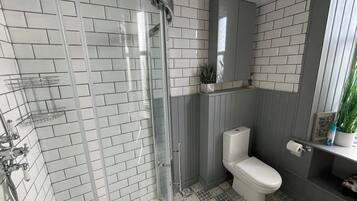 Apartment | Bathroom | Shower, hair dryer, towels