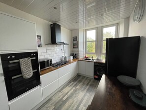 아파트 | 전용 주방 | 냉장고, 전자레인지, 오븐, 쿡탑