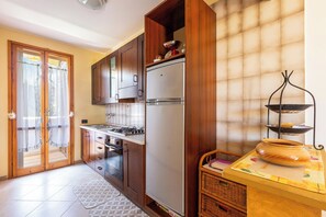 Kühlschrank, Mikrowelle, Herdplatte, Wasserkocher mit Kaffee-/Teezubehör