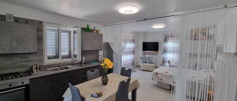 Kjøleskap, mikrobølgeovn, ovn og kokeplater