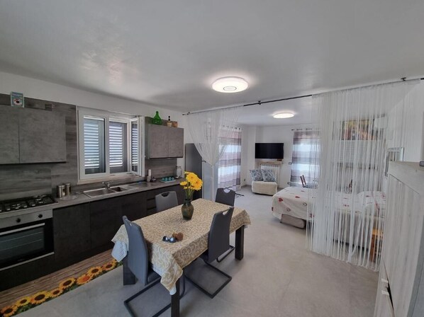 Fridge, microwave, oven, stovetop