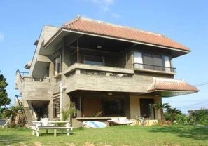 Un edifici de dues plantes amb un balcó a la planta superior.