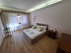 3 chambres, fer et planche à repasser, Wi-Fi, draps fournis