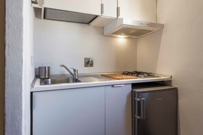 Standard Studio | Private kitchenette | Mini-fridge, stovetop, cookware/dishes/utensils - Amorini by MMega (Florence)