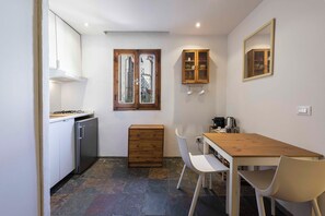 Standard Studio | Private kitchenette | Mini-fridge, stovetop, cookware/dishes/utensils - Amorini by MMega (Florence)