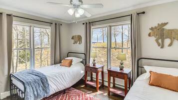 4 habitaciones, escritorio y tabla de planchar con plancha