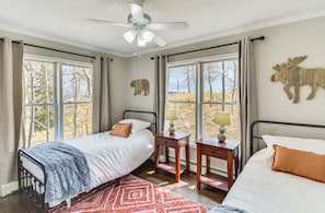 4 slaapkamers, een bureau, een strijkplank/strijkijzer, reisbedje