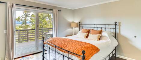 4 bedrooms, desk, iron/ironing board, travel cot