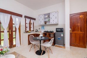 Réfrigérateur, micro-ondes, plaque de cuisson, bouilloire électrique