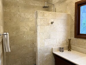 Suite superior, 2 habitaciones, cocina, vista a la alberca | Baño