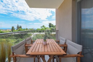 Apartamento exclusivo, vistas al jardín | 1 dormitorio, caja fuerte, sistema de insonorización