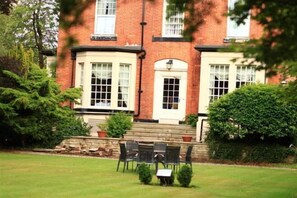 Exterior - Plus Pinewood on Wilmslow Hotel Cheshire (Handforth)