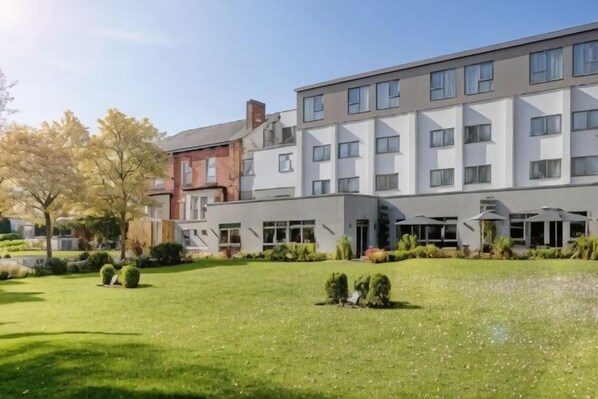 Garden - Plus Pinewood on Wilmslow Hotel Cheshire (Handforth)
