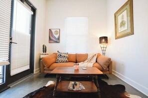 TV - Canyon Stop 2Bed/2Bath Loft (Lawrence)