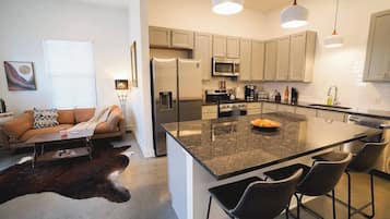 Een koelkast, een magnetron, een oven, een kookplaat