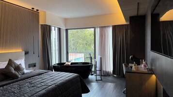 Habitación tradicional | Caja de seguridad en la habitación y ropa de cama