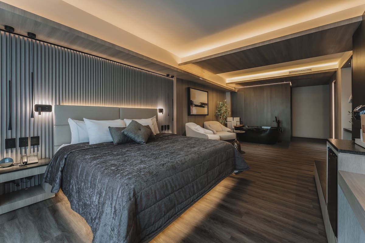Suite junior | Caja fuerte y ropa de cama
