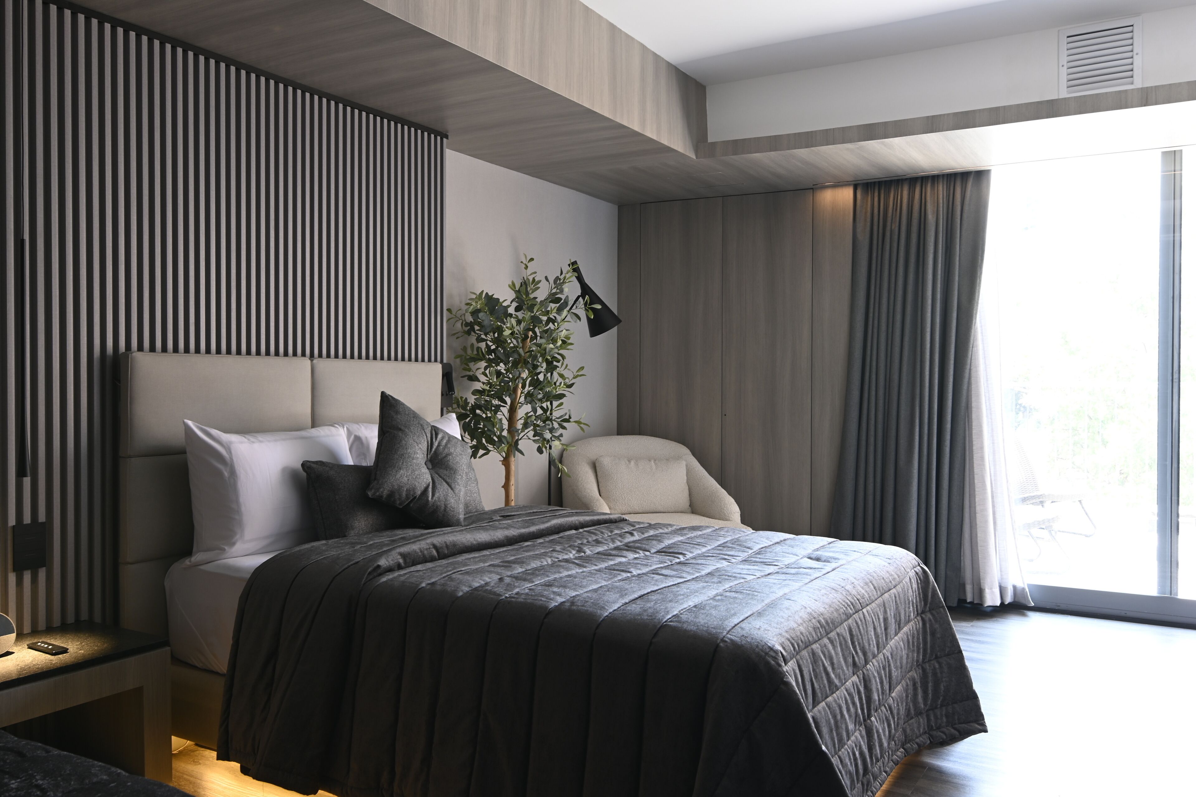 In-room safe, bed sheets