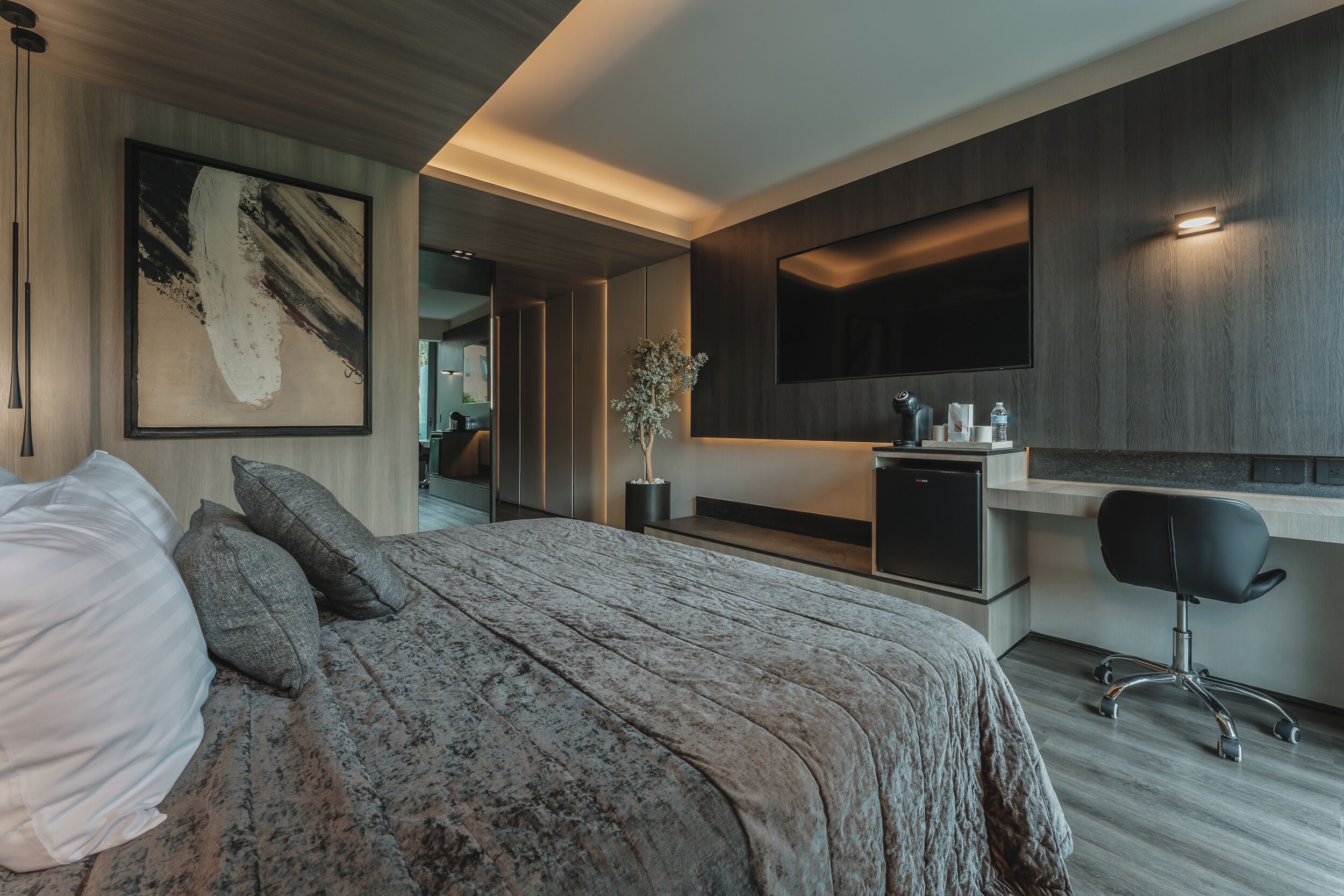 Caja de seguridad en la habitación y ropa de cama 