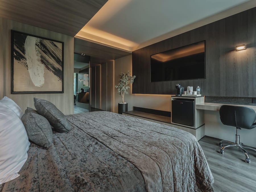 In-room safe, bed sheets