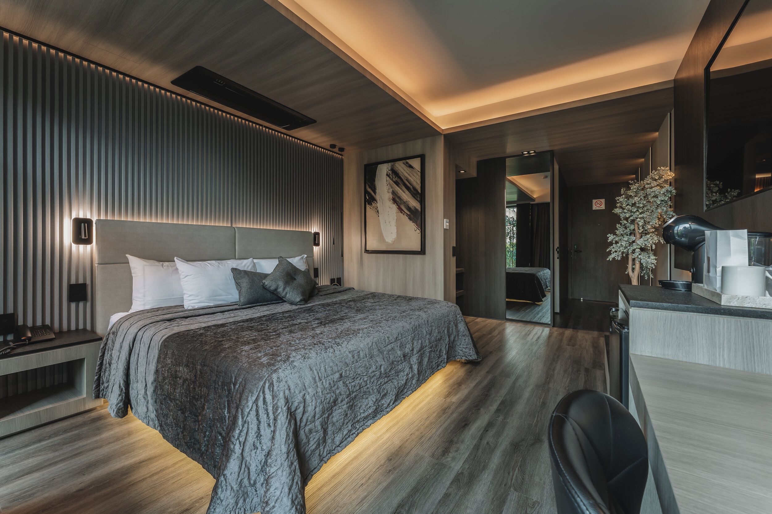 Suite Deluxe | Caja fuerte y ropa de cama