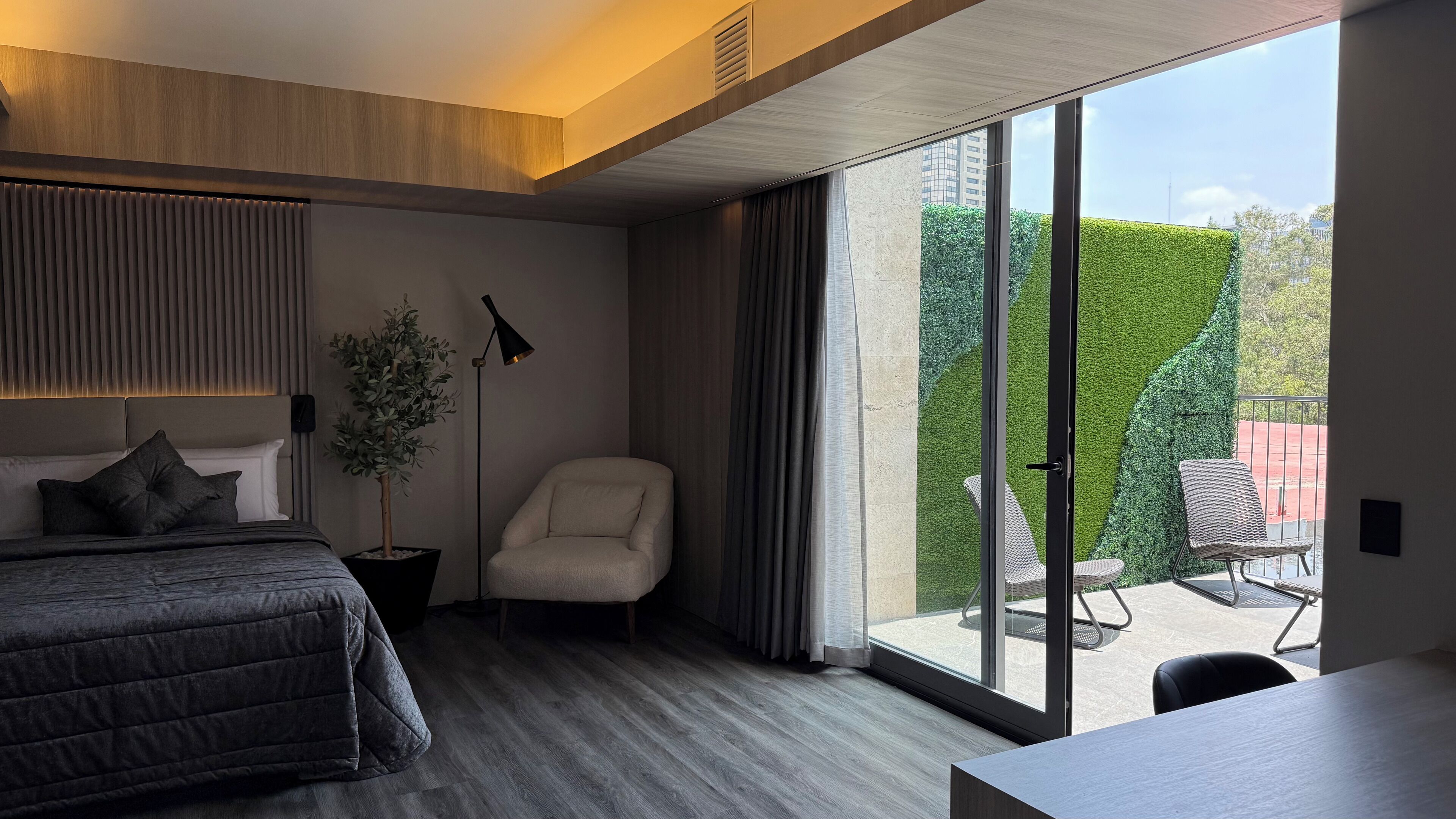 Kahden hengen comfort-huone | Tallelokero huoneessa, vuodevaatteet