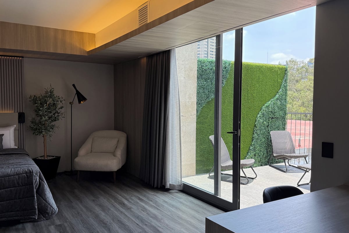 Caja de seguridad en la habitación y ropa de cama