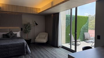 Comfort Double Room | In-room safe, bed sheets