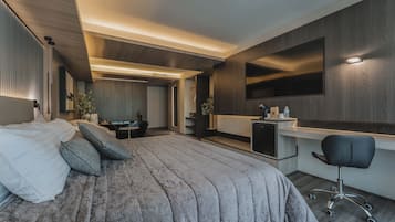 Junior Suite | In-room safe, bed sheets