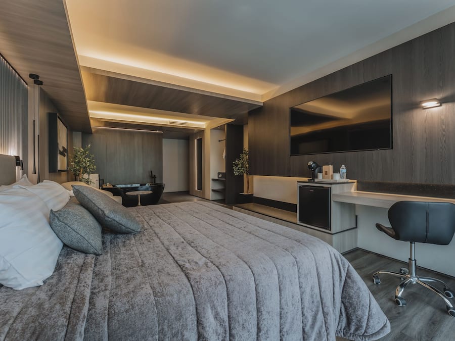 Junior Suite | In-room safe, bed sheets
