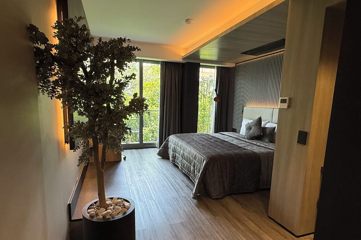 Caja de seguridad en la habitación y ropa de cama