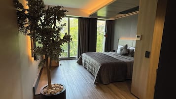 Luxury Room | In-room safe, bed sheets