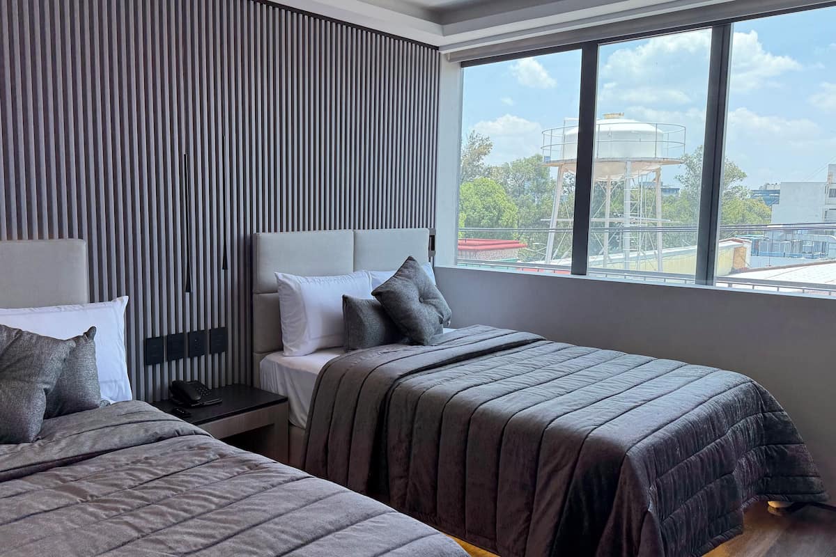 Studiosvit Deluxe | Värdeförvaringsskåp på rummet och sängkläder