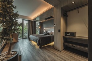 In-room safe, bed sheets - HOTEL CASA KAVIA (Mexico City)
