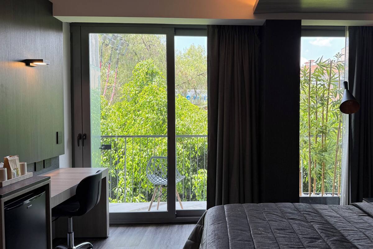 Caja de seguridad en la habitación y ropa de cama