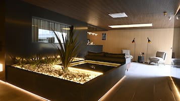 Caja de seguridad en la habitaciĂłn y ropa de cama