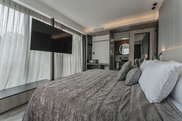 Superior Suite | In-room safe, bed sheets