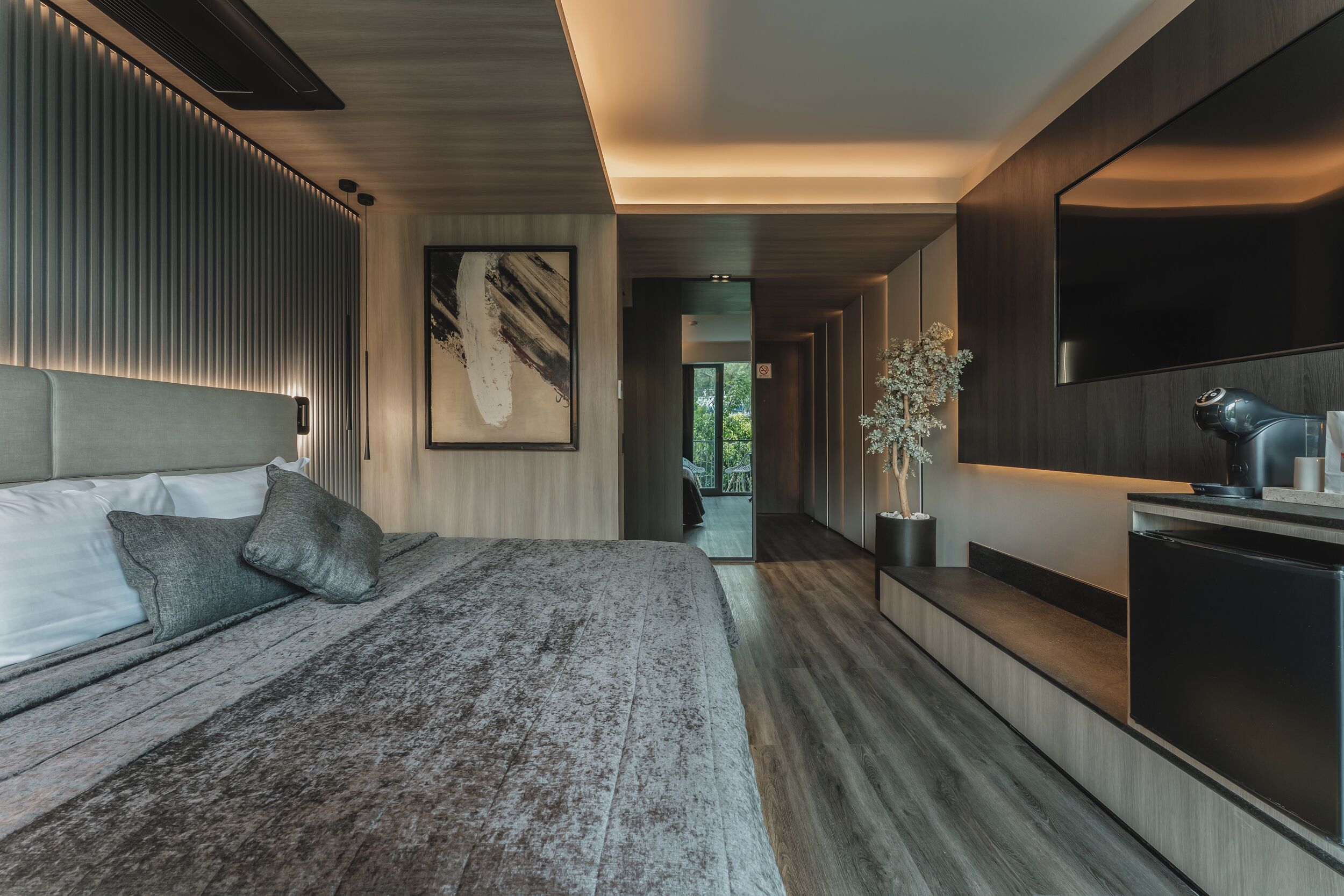 Deluxe Suite | In-room safe, bed sheets
