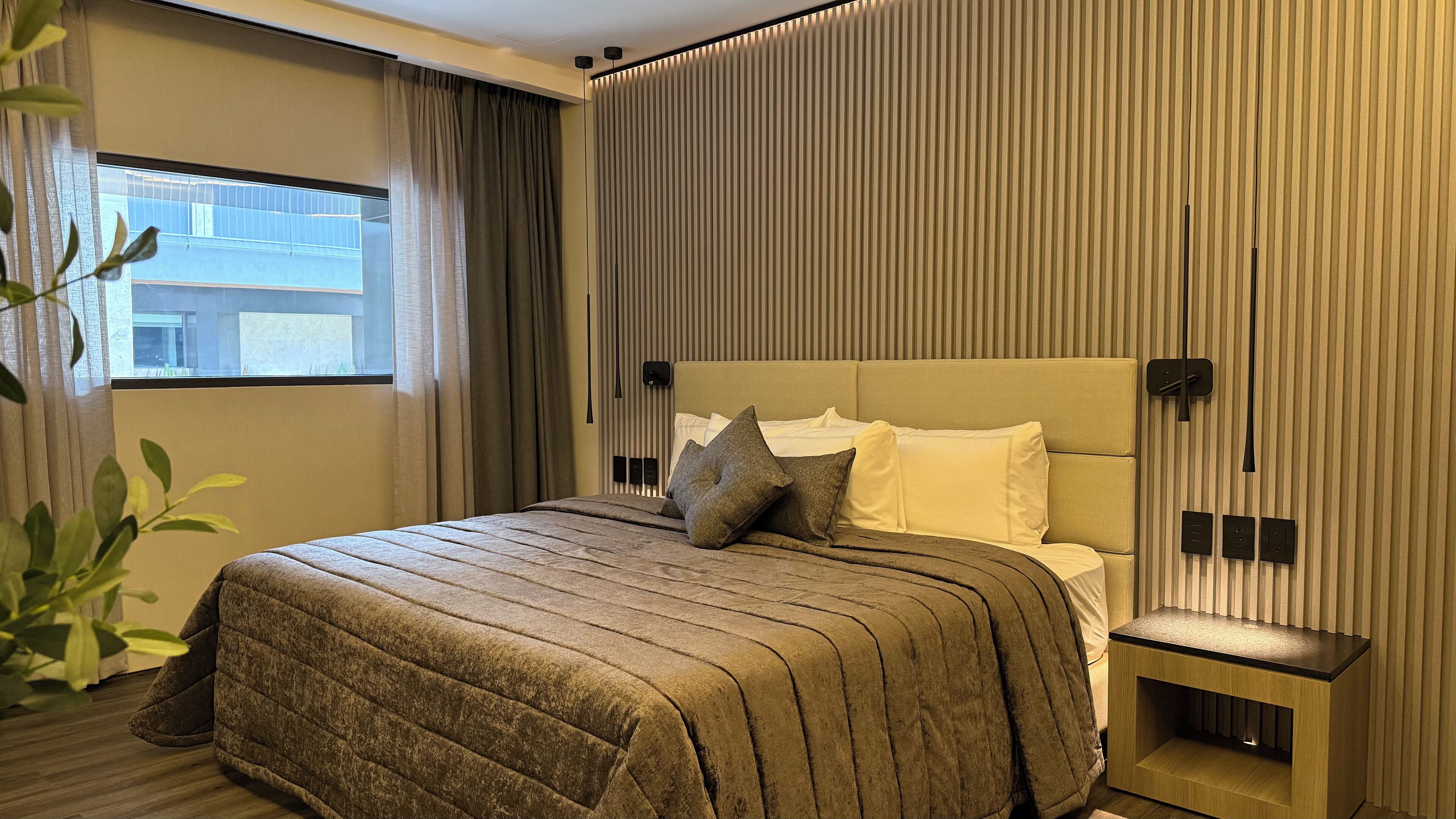 Rom – basic | Safe på rommet og sengetøy