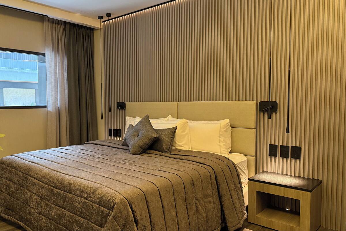 Caja de seguridad en la habitación y ropa de cama