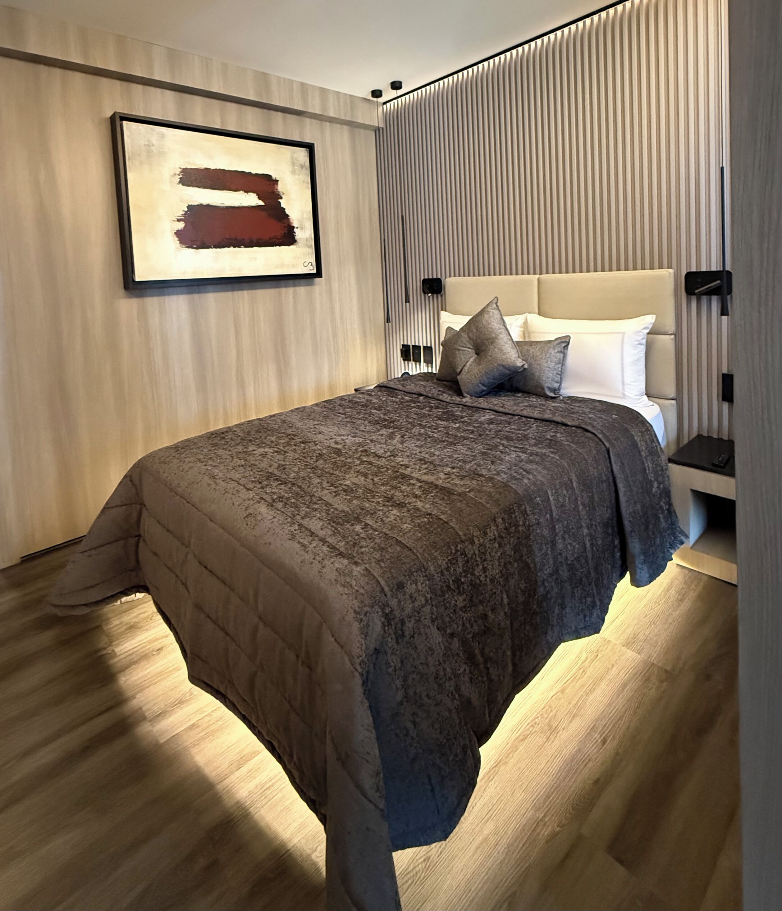 Rom – classic | Safe på rommet og sengetøy