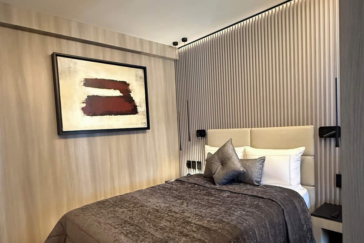 Caja de seguridad en la habitación y ropa de cama