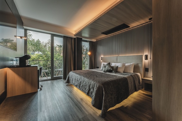 In-room safe, bed sheets