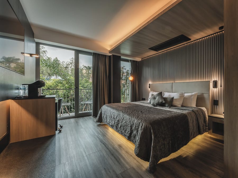 Deluxe Suite | In-room safe, bed sheets