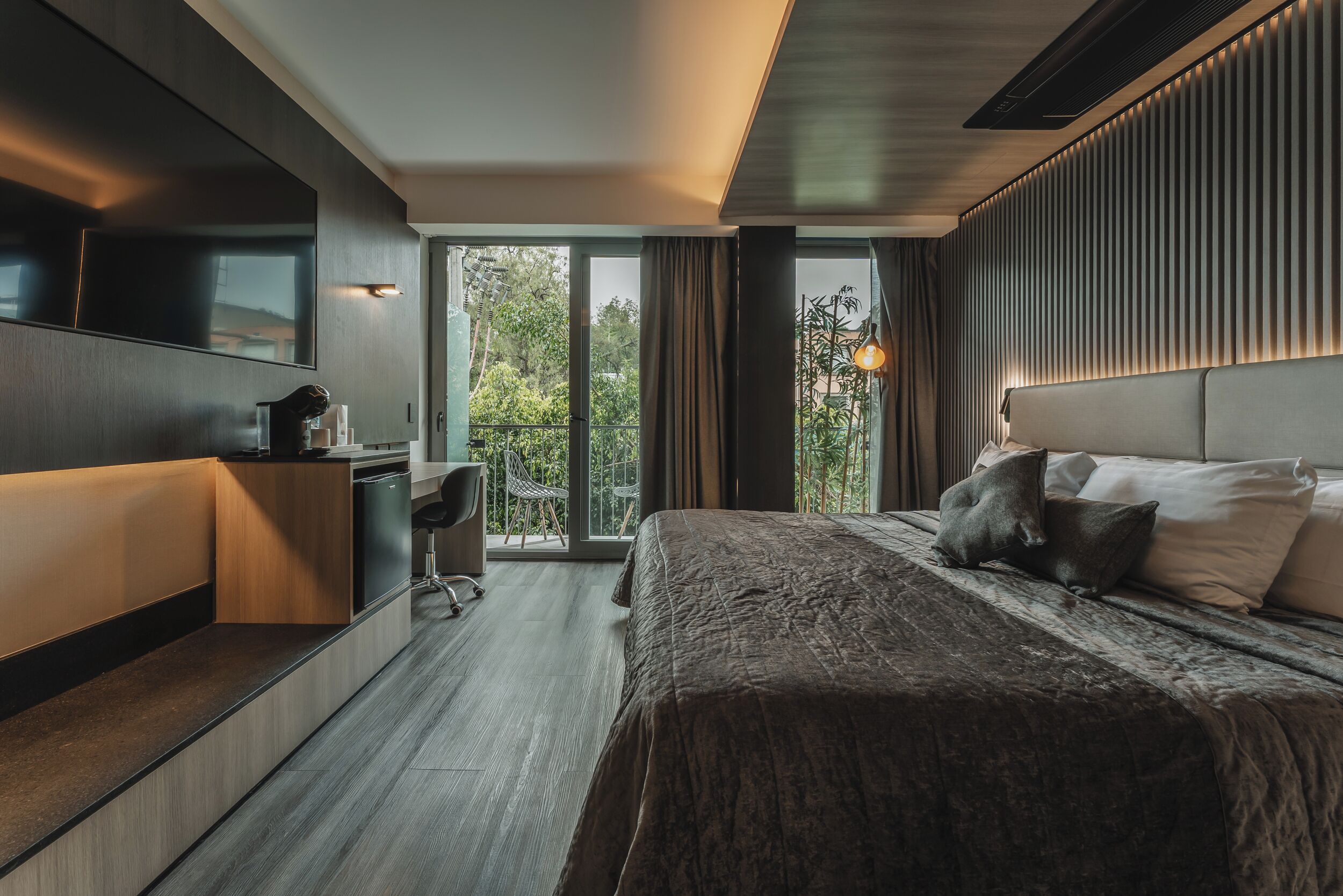 Deluxe Suite | In-room safe, bed sheets