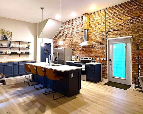 New 1st Floor Apt in Downtown Sandusky!