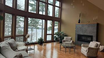 Smart TV, fireplace, ping pong, books