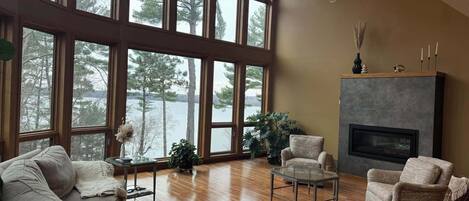 TV connectée, cheminée, table de tennis de table, livres