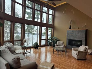 Smart TV, fireplace, ping pong, books - Spacious 7-bedroom house on the Lake, with AC, WiFi,  in peaceful Menomonie WI (Menomonie)