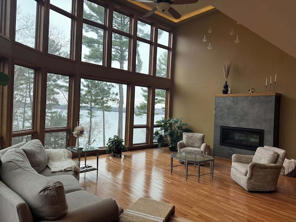 TV connectée, cheminée, table de tennis de table, livres